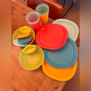 Tupperware set of 4 plates matching glasses spill proof cover with 2 bols